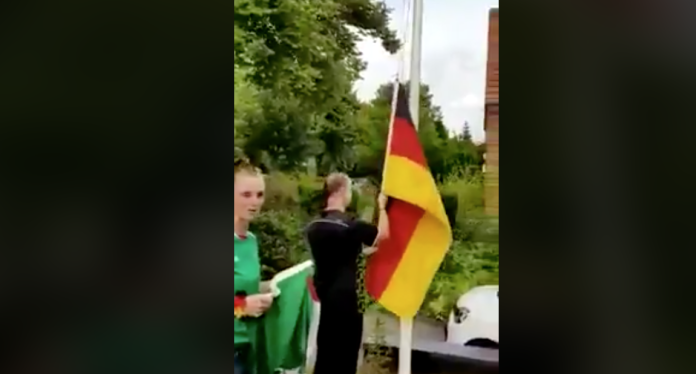 VIDEO: Alemanes bajan bandera de su país y suben la de México