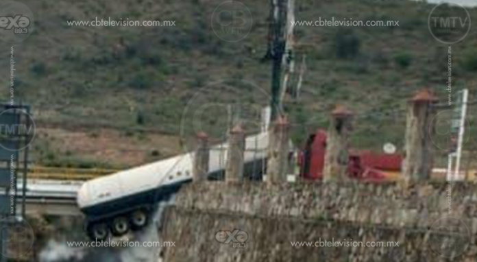 Se accidenta pipa y derrama amoniaco en la Guadalajara-Tepic