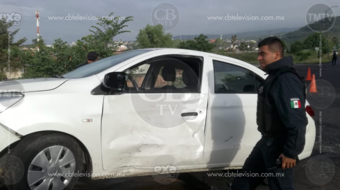Dos lesionados en choque de moto y vehículo al norponiente de Morelia