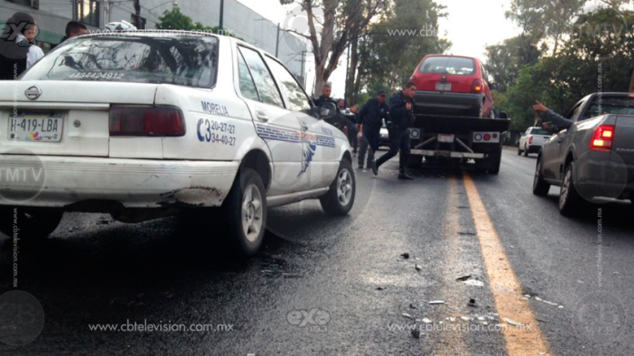 Colisiona taxi y vehículo particular en avenida Madero poniente