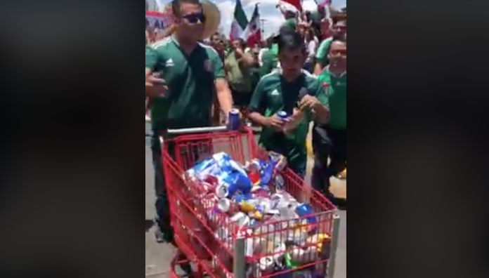 Video: Aficionados de la Selección recolectan basura tras partido
