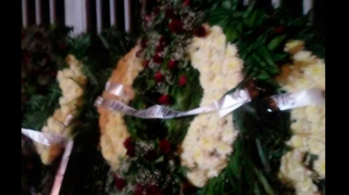 Dejan coronas de flores en sede del PRI en Acapulco