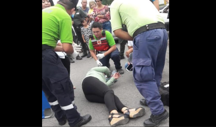 Motociclista queda herida al derrapar su unidad