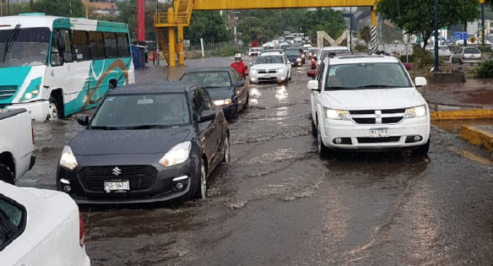 En encharcamientos y molestia por baches quedó la lluvia del 18 de julio