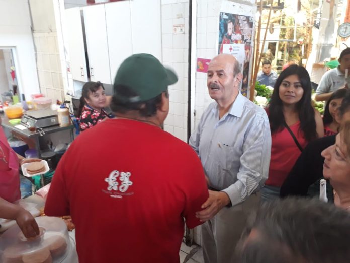 Escucha Fausto Vallejo necesidades del Mercado Revolución