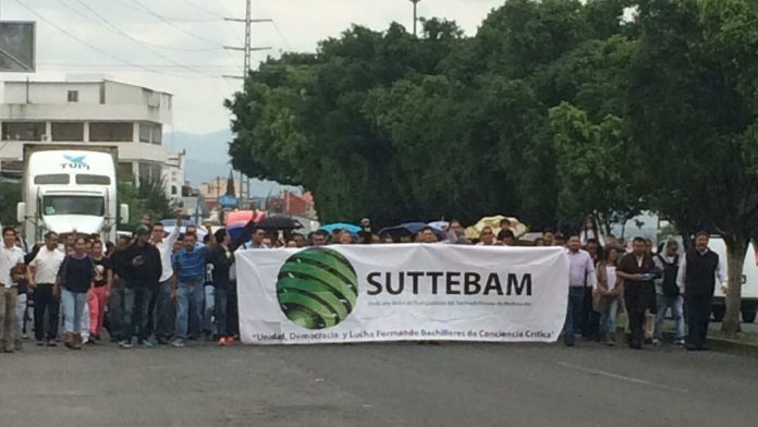 Sindicalizados marchan por periférico sur de Morelia