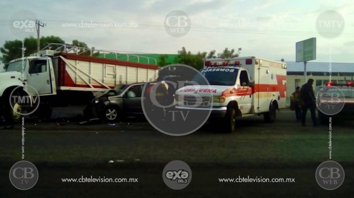 Muere mujer al chocar camioneta en la que viajaba