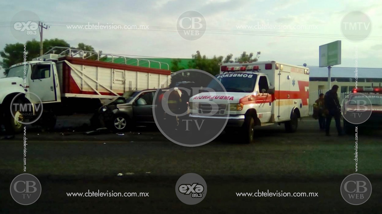 Muere mujer al chocar camioneta en la que viajaba Muere mujer al chocar camioneta en la que viajaba