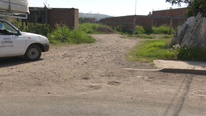 Vecinos piden pavimentar calles de la colonia Mariel