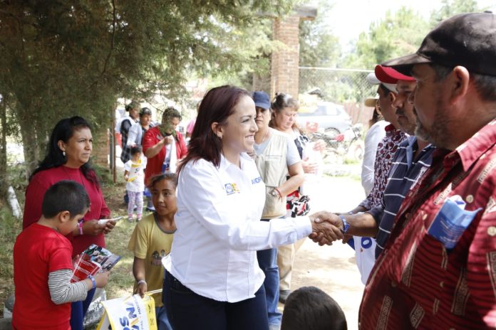 Por transparentar y regular sueldos de funcionarios, hace compromiso Andrea Villanueva