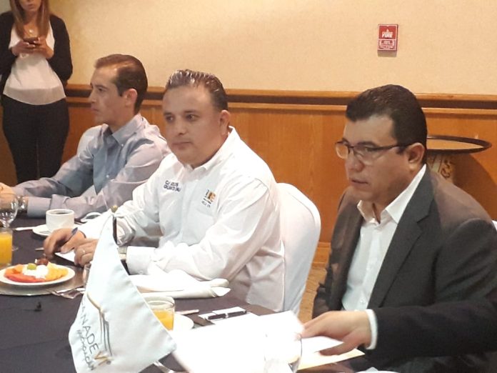 Compromete Carlos Quintana reducir tramitología a constructores