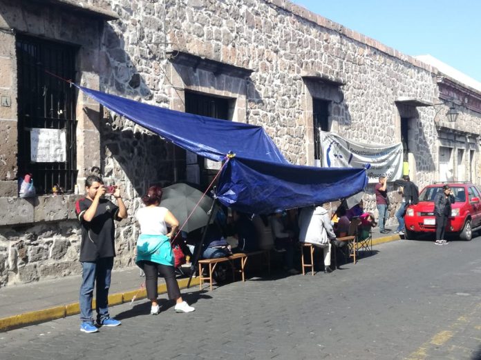 Por falta de pagos, trabajadores del sector salud toman oficinas administrativas