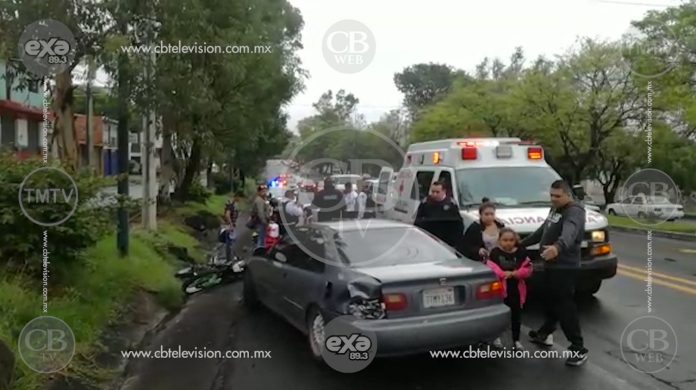 Motociclista termina en el asfalto al chocar contra un auto