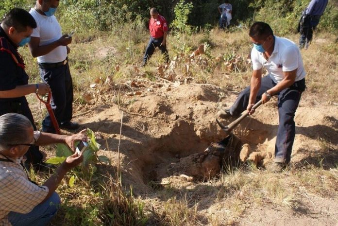 Encuentran 10 cuerpos en fosa clandestina en Jalisco