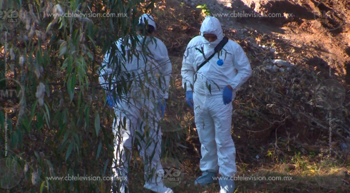 Rescatan camioneta hundida en un río con dos muertos en su interior