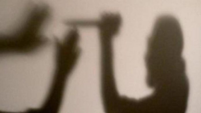 Acuchilló a su mamá porque lo despertó para ir al colegio