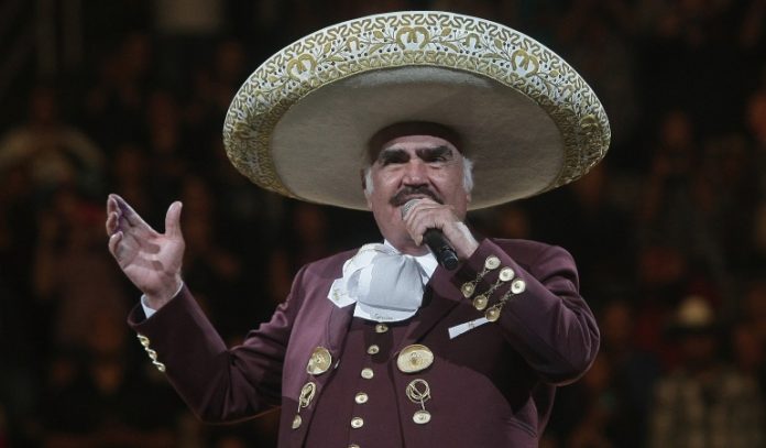 Difunden fotos de Vicente Fernández besando a jovencita