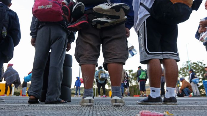 Más de 100 niños van sin familiares en la primer caravana migrante