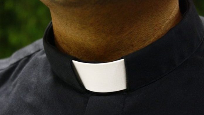 Padres de una pequeña cortan partes íntimas de sacerdote que abusó de su hija