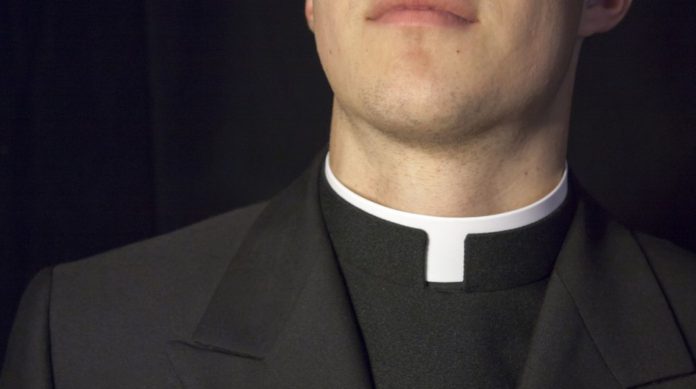 Falso sacerdote casó y bautizó sin restricciones durante 18 años