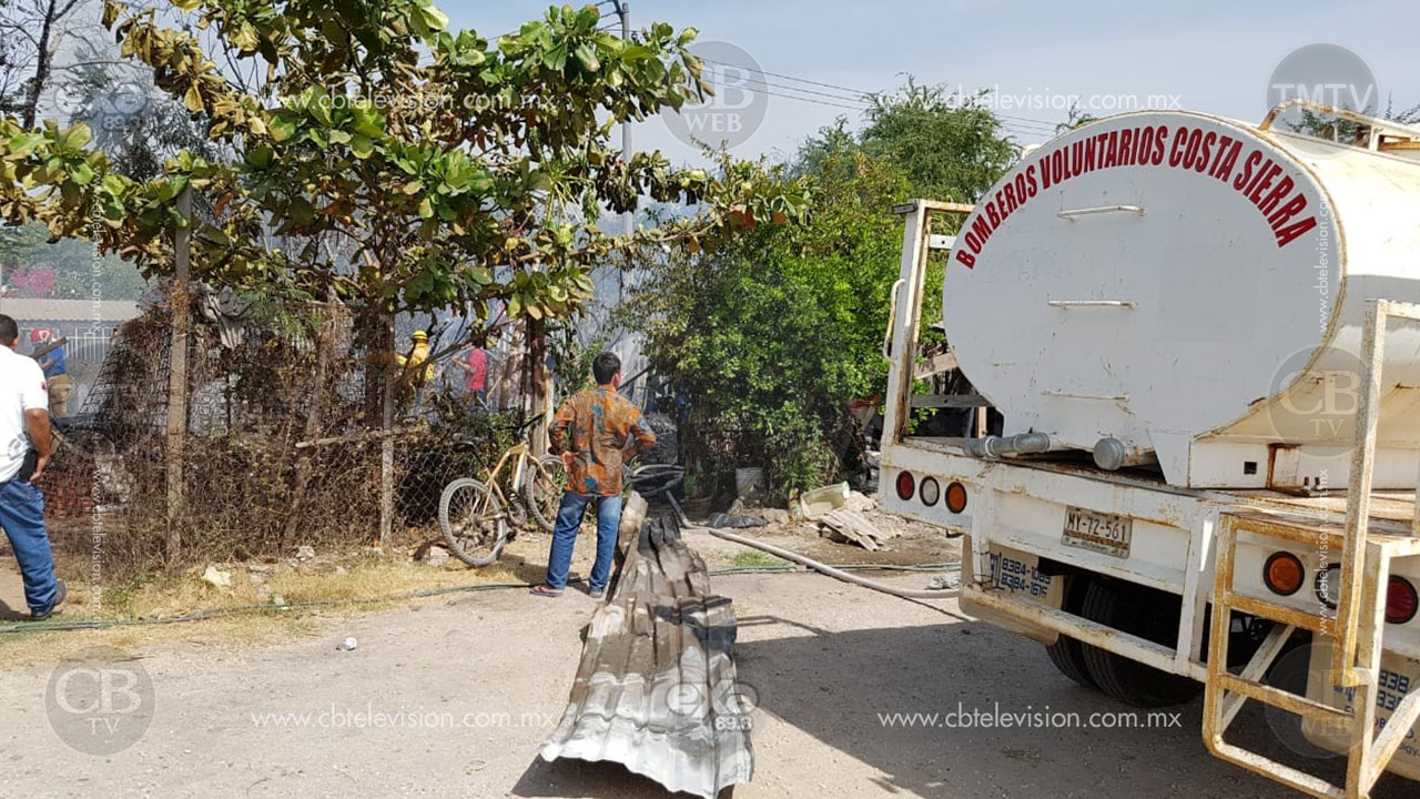 Hombre drogado provoca incendio en tres humildes viviendas de Lázaro Cárdenas