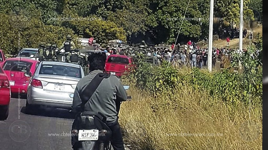Comuneros aseguran camionetas de “talamontes”; queman una