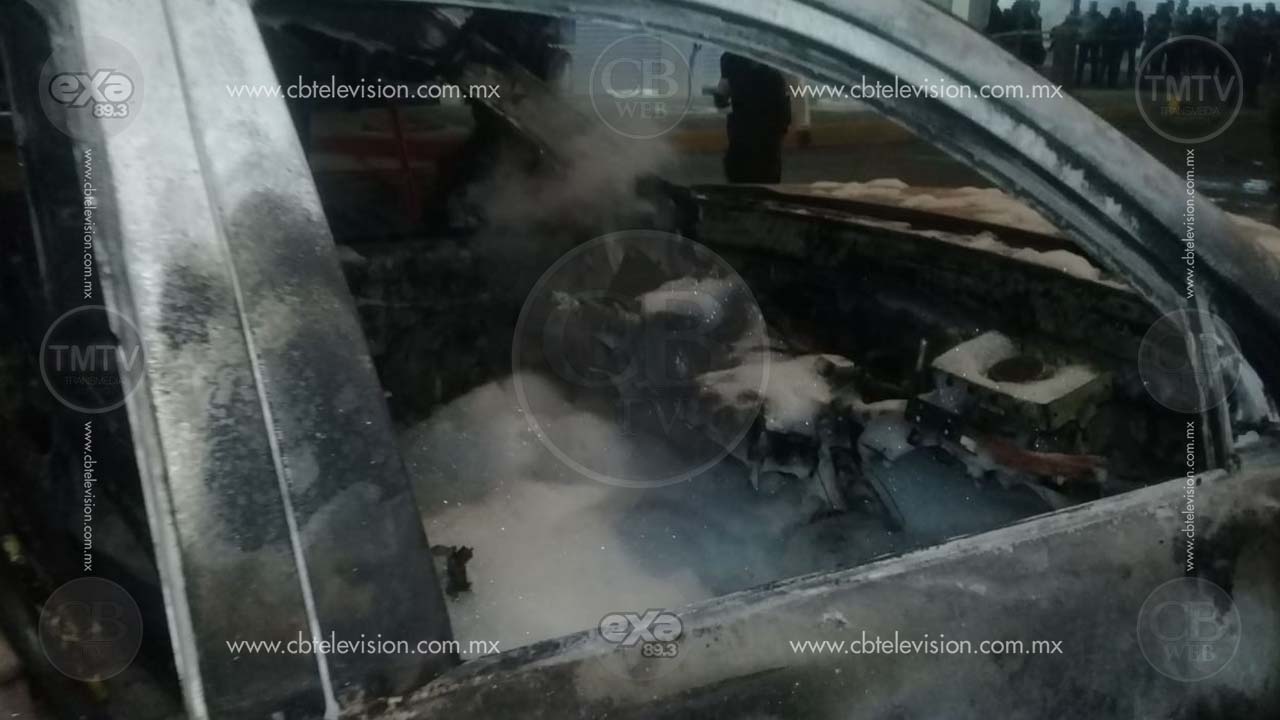 En pleno centro de Aguascalientes se incendia camioneta