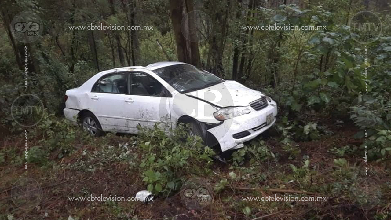 Automóvil se sale de la cinta asfáltica y en volcadura deja un herido