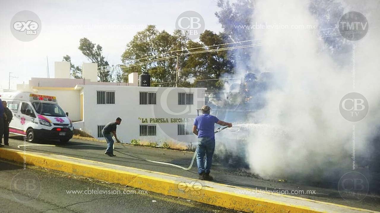 Se incendia camioneta que llevaba cargamento de pastura