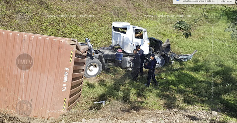 Joven conductor de trailer vuelca en la autopista Siglo XXI Joven conductor de trailer vuelca en la autopista Siglo XXI