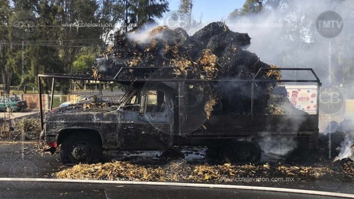 Se incendia camioneta que llevaba cargamento de pastura