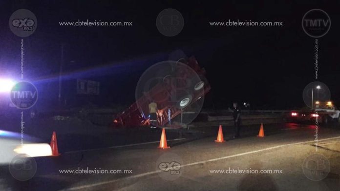 Chofer abandona tráiler luego de volcar remolque en el camino a 