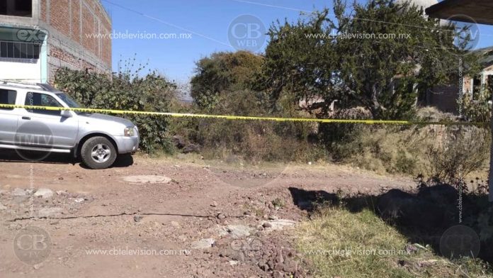 Encuentran cadáver de un hombre tirado en predio de Lázaro Cárdenas