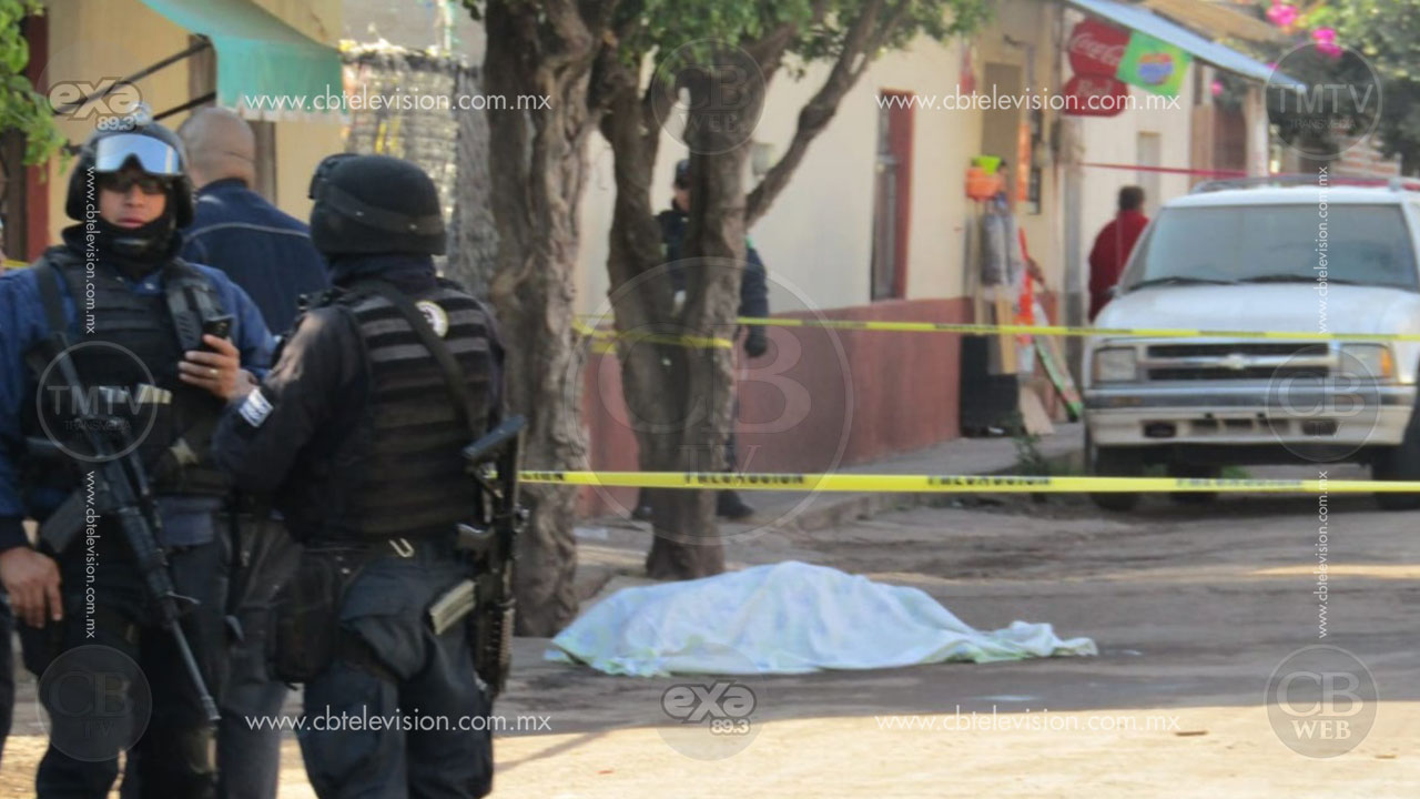 Ejecutan de varios balazos a una mujer en calles de Ario de Rayón