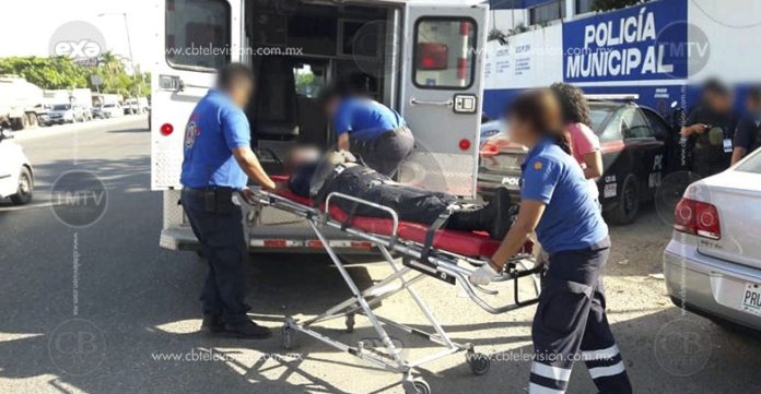 Conductor aparentemente alcoholizado estrella su vehículo contra una patrulla de la Policía