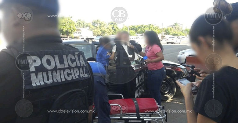 Conductor aparentemente alcoholizado estrella su vehículo contra una patrulla de la Policía
