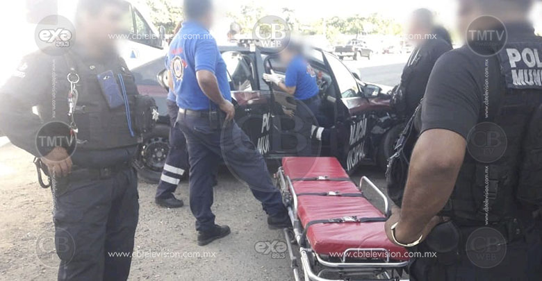 Conductor aparentemente alcoholizado estrella su vehículo contra una patrulla de la Policía
