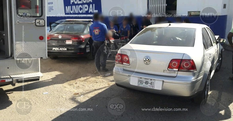 Conductor aparentemente alcoholizado estrella su vehículo contra una patrulla de la Policía
