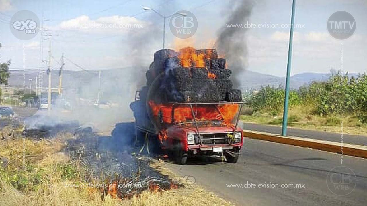 Se incendia camioneta que llevaba cargamento de pastura