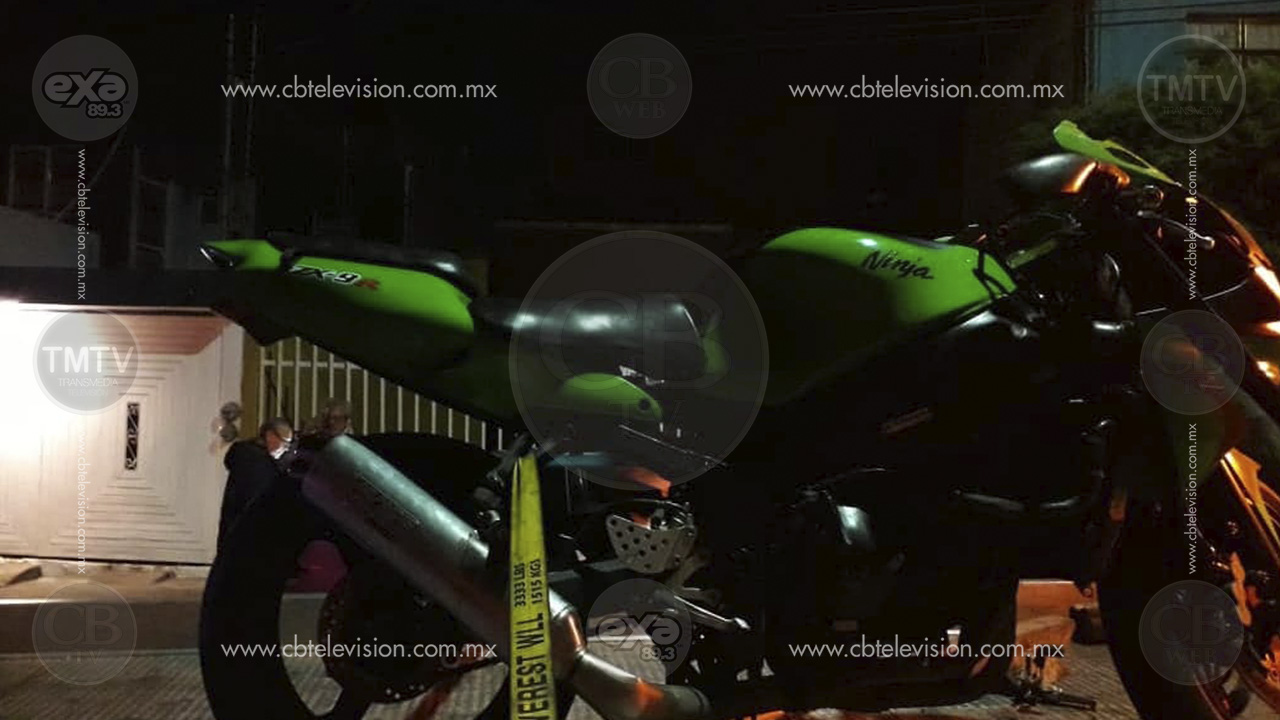 Motociclista se estrella contra árbol en Prados Verdes