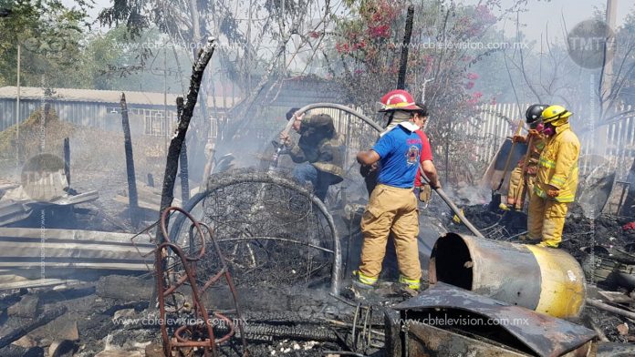 Hombre drogado provoca incendio en tres humildes viviendas de Lázaro Cárdenas