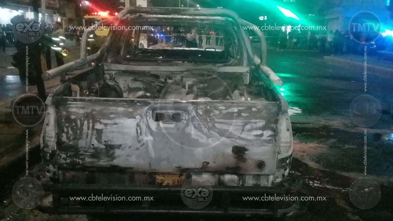 En pleno centro de Aguascalientes se incendia camioneta