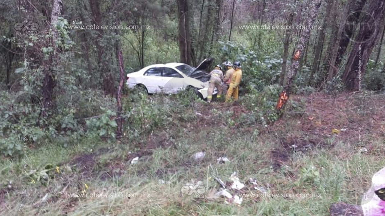 Automóvil se sale de la cinta asfáltica y en volcadura deja un herido