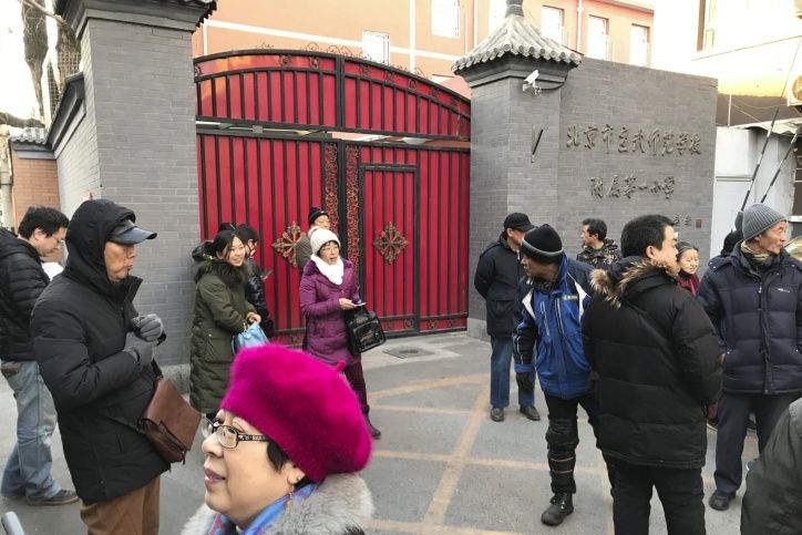 Empleado de mantenimiento entra a escuela primaria con martillo y ataca a 20 niños