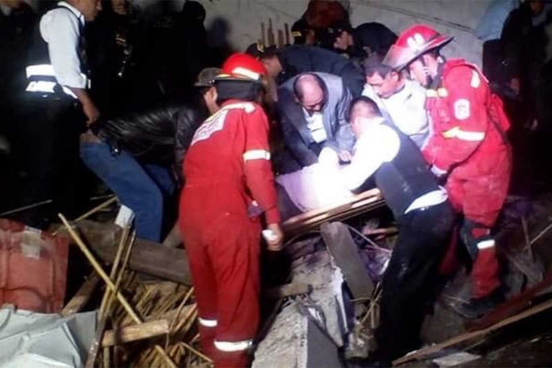 Boda termina en desgracia, caída del techo deja 15 muertos