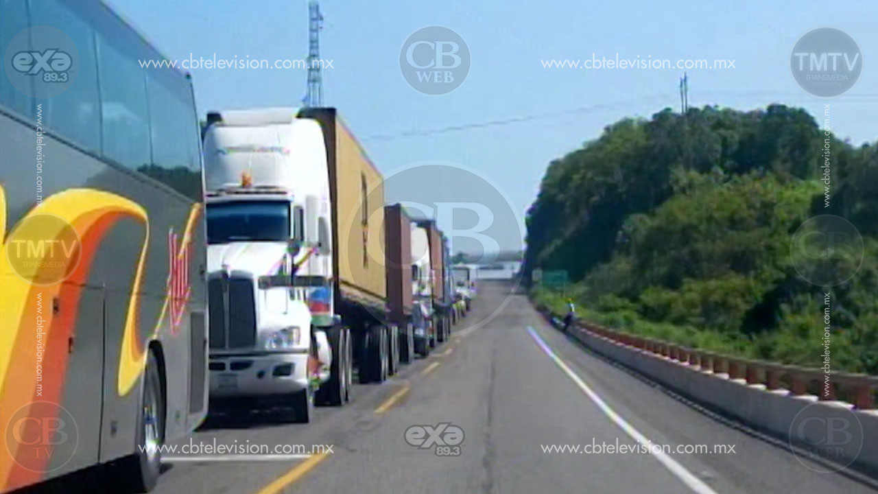 Civiles armados bloquean carreteras en Tierra Caliente