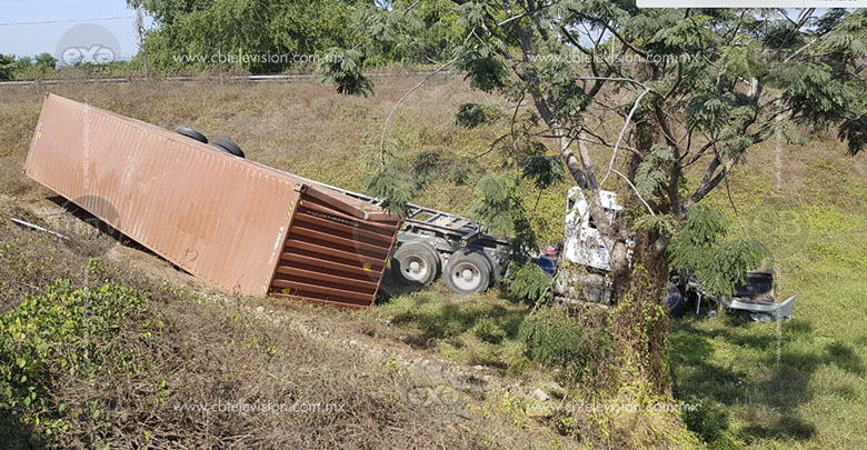 Joven conductor de trailer vuelca en la autopista Siglo XXI