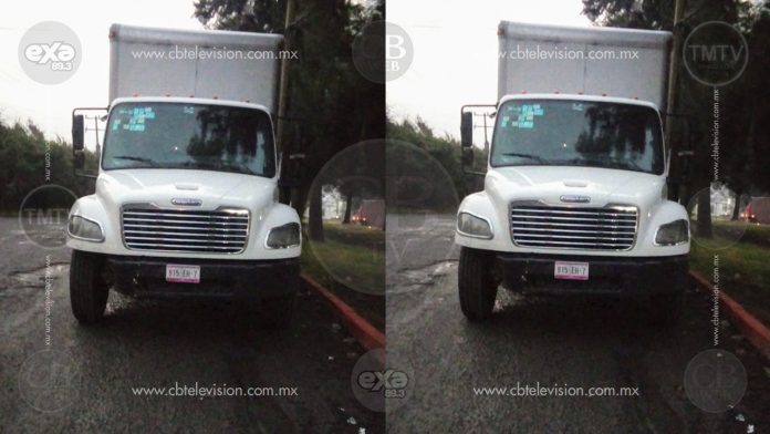 Abandonan camión con reporte de robo al norte de Morelia