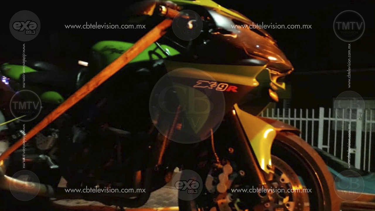 Motociclista se estrella contra árbol en Prados Verdes
