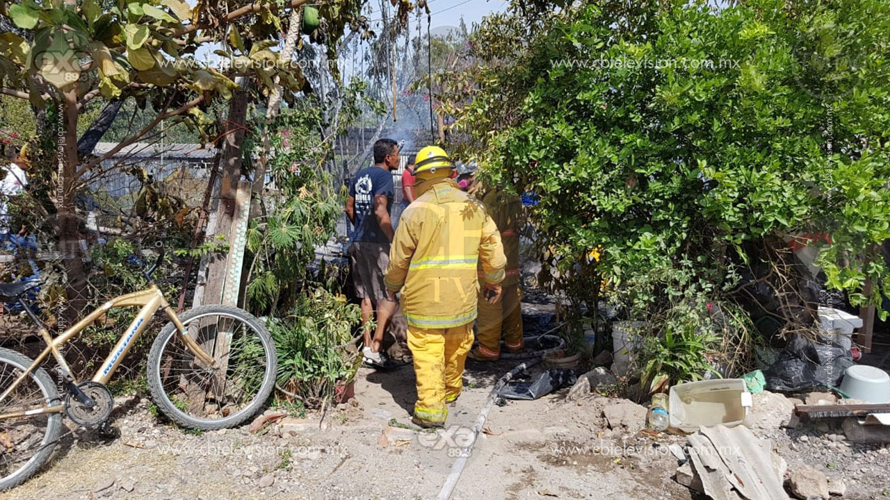 Hombre drogado provoca incendio en tres humildes viviendas de Lázaro Cárdenas